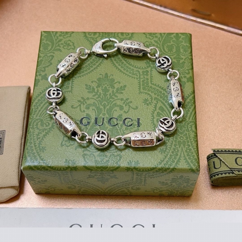 G*u*i bracelets